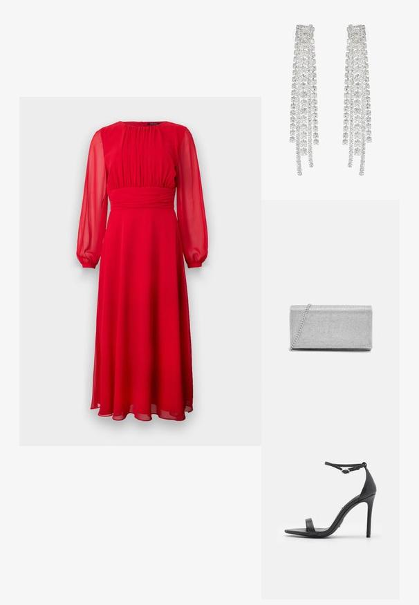 Rode chiffon jurk met lange, doorzichtige mouwen, geplooide lijfje en een vloeiende A-lijn silhouet. Zachte textuur en enkellange ontwerp.; Zwarte hoge hakken sandalen met een open teen, dunne banden en een enkelsluiting. Gladde leren textuur met een puntige neus.; Zilveren metallic clutch met een geweven gaasontwerp, rechthoekige vorm en een kettingriem om mee te dragen. Gladde textuur en gepolijste afwerking.; Lange zilveren oorbellen met een scala aan heldere, facetteerde kristallen in een waterval van strengen met variërende lengtes en vormen.