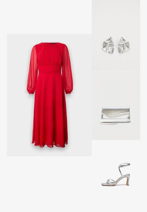 Rode chiffon jurk met lange, doorzichtige mouwen, geplooide lijfje en een vloeiende A-lijn silhouet. Zachte textuur en enkellange ontwerp.; Zilveren hoge hakken sandalen met een vierkante teen, dunne enkelband en vampbanden. Gladde metallic afwerking met een blokhak van 7,5 cm.; Glanzende zilveren clutch met envelopvormige klep en decoratieve rand, klein zilveren kettingriempje, op een effen lichte achtergrond.; Zilveren metalen oorbellen met een golvend, sculpturaal ontwerp, voorzien van een gepolijste afwerking en onregelmatige vormen, die een hedendaagse esthetiek benadrukken.