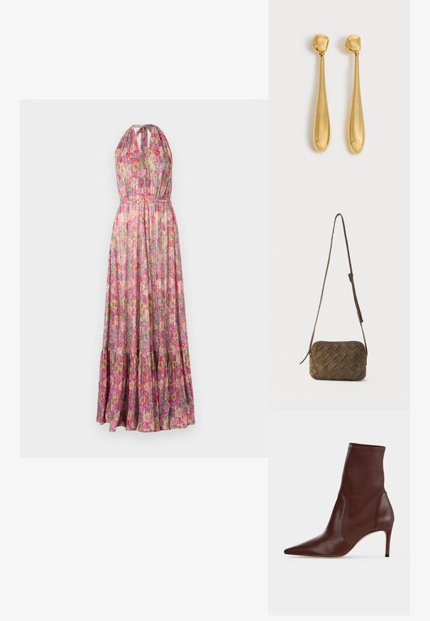 Vestido maxi en tela ligera con patrones florales multicolores. Presenta un escote halter, un cuerpo plisado y un dobladillo con volantes en capas.; Bota de cuero marrón oscuro hasta el tobillo con punta afilada y tacón alto y delgado sobre un fondo claro y liso.; Bolso bandolera de ante marrón con un patrón de diamante tejido y una correa larga ajustable sobre un fondo liso.; Par de pendientes largos, lisos y brillantes en forma de lágrima dorada con puntas redondeadas y formas de lágrima afiladas sobre un fondo claro.