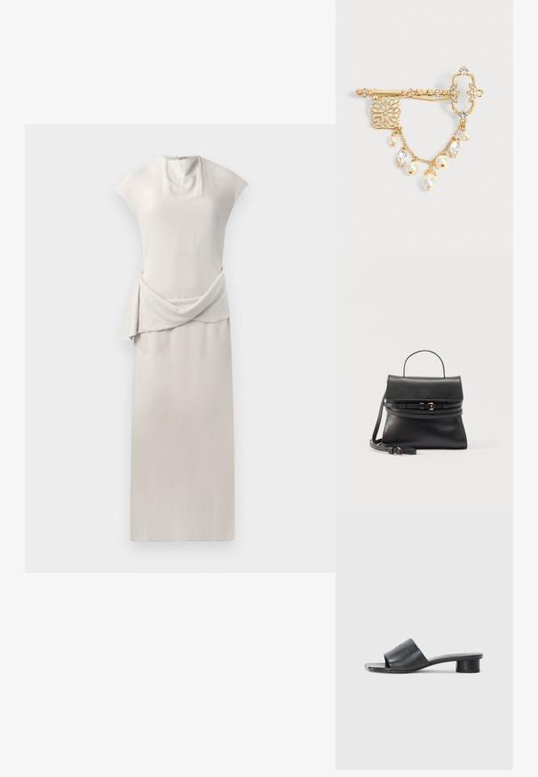 Slank, ærmeløs kjole i blødt beige stof. Har en draperet talje og en glat, lige silhuet. Lynlås lukning i ryggen.; MM6 Maison Margiela Mules med hæl - black; Sort læderhåndtaske med top- håndtag, klaplukning, dobbelte spænderemme og aftagelig skulderrem på en neutral baggrund.; Guld dekorativ nåle formet som en nøgle med klare krystaller, filigran detaljer og hængende guldkæde med perler og krystalvedhæng på hvid baggrund.