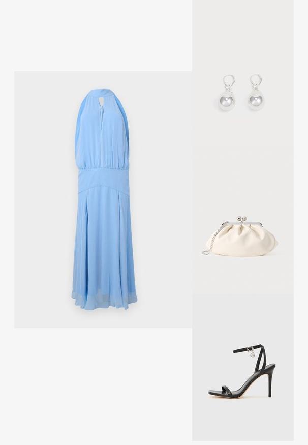 Φόρεμα μάξι σε ανοιχτό γαλάζιο, με halter neck, σμιλευμένο μπούστο με πιέτες, ντεκολτέ με άνοιγμα δέσιμο σε φιόγκο, εφαρμοστή μέση και αέρινη φούστα με πιέτες.; Μαύρο σανδάλι με ψηλό τακούνι, στενό λουράκι στον αστράγαλο, τετράγωνη μύτη, υλικό από λείο δέρμα και μεταλλικό διακοσμητικό πόρπη.; Τσαντάκι φάκελος από κρεμ ύφασμα με πτυχώσεις, ασημένιο μεταλλικό πλαίσιο, δύο διακοσμητικές μπάλες και ασημένια αλυσίδα ιμάντα.; Ασημένια σκουλαρίκια με λεία, στρογγυλά, ανακλαστικά επιφάνειες που κρέμονται από γάντζους. Το φόντο είναι λευκό.