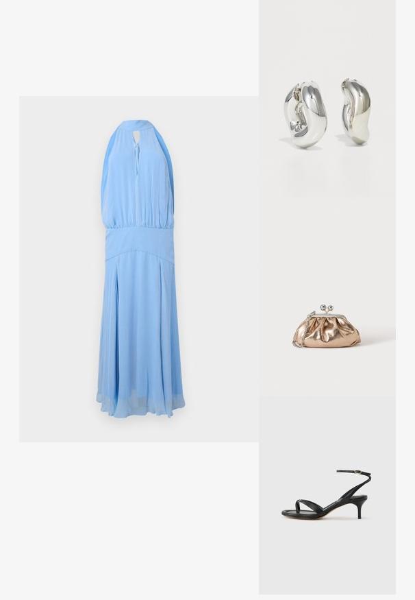 Φόρεμα μάξι σε ανοιχτό γαλάζιο, με halter neck, σμιλευμένο μπούστο με πιέτες, ντεκολτέ με άνοιγμα δέσιμο σε φιόγκο, εφαρμοστή μέση και αέρινη φούστα με πιέτες.; Γυναικεία μαύρη δερμάτινη σάνδαλα με λεπτές τιράντες, λουράκι για τα δάχτυλα, αγκράφα στον αστράγαλο και μεσαίου ύψους τακούνι στιλέτο σε ουδέτερο φόντο.; Μικρό χρυσό μεταλλικό τσαντάκι φάκελος με ασημένιο κούμπωμα και αλυσίδα σε απλό φωτεινό φόντο.; Ασημένια γλυπτικά σκουλαρίκια με λείες, καμπύλες μορφές και ανακλαστικές επιφάνειες. Διακρίνονται για το κλειστό σχέδιο του κρίκου και την ιδιαίτερη οργανική τους μορφή.