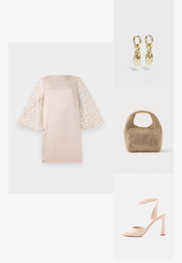 Beige jurk met een rechte silhouet, met doorschijnende mouwen van lichte crème met bloem- borduursel. Het materiaal is soepel en licht van gewicht.; Beige lakleren sandaal met hoge hak, open teen, smalle enkelriem, gouden gesp en gebogen blokhak op witte achtergrond.; Kleine handtas in goudkleur, bedekt met glanzende ronde studs, met een kort handvat en een rechthoekige uitsnede aan de bovenkant.; Gouden creolen met een verbonden ontwerp en een gladde, druppelvormige accent. De reflecterende afwerking vergroot de visuele aantrekkingskracht.