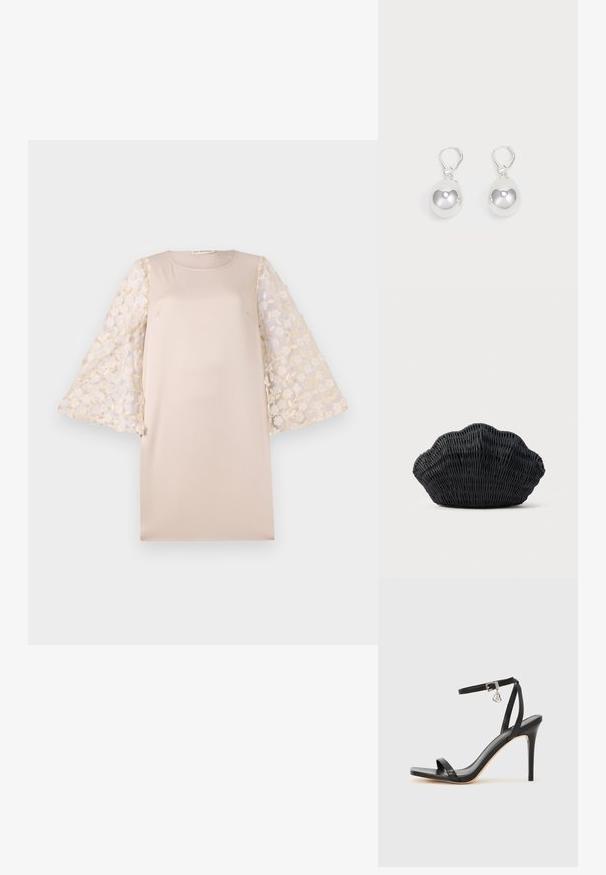 Beiges Kleid mit gerader Silhouette, das durchscheinende, florale bestickte Ärmel in hellem Creme hat. Das Material ist glatt und leicht.; Schwarze High-Heel-Sandale mit schmalem Knöchelriemen, quadratischer Zehenbox, glattem Leder und metallischem Schnallenakzent.; Schwarze Korbtasche in Muschelform mit gebogenem Oberteil und gewebter Textur auf einfarbigem Hintergrund.; Silberne Tropfenohrringe mit glatten, runden, reflektierenden Oberflächen, die an Hakenverschlüssen hängen. Der Hintergrund ist reinweiß.