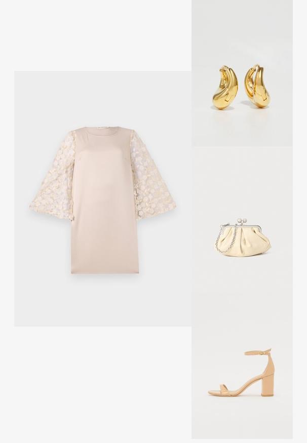 Beiges Kleid mit gerader Silhouette, das durchscheinende, florale bestickte Ärmel in hellem Creme hat. Das Material ist glatt und leicht.; Nude Patentleder Pantolette mit Absatz, quadratischer Zehenpartie, Knöchelriemen und einem klobigen Blockabsatz. Glatte Textur und minimalistische Designdetails.; Faltige beigefarbene Ledertasche mit einem silbernen Metallrahmen, ausgestattet mit zwei runden dekorativen Verschlüssen und einem silbernen Kettenriemen.; Goldene Creolen mit einer glatten, geschwungenen Form und polierter Oberfläche. Mit einem Verschlussmechanismus und leichten Einkerbungen für Details.