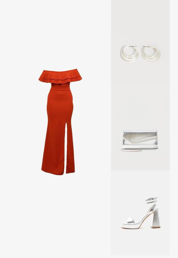 Off-the-shoulder rød kjole med en flæset udskæring, tætsiddende liv og en slids op til låret. Glat tekstur, gulvlang design.; Sølv metallic højhælet sandal med ankelrem, blokhæl og åben tå på en ensartet lys baggrund.; Skinnende sølv clutch taske med kuvertlåg og dekorativ kant, lille sølvkæde, på ensartet lys baggrund.; Sølv hoop øreringe med tre lagdelte halvcirkelformede bånd, hvoraf det ene er udsmykket med små klare krystaller på en lys baggrund.