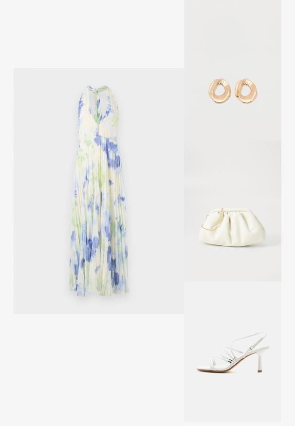 Plisseret halterneck kjole med et blomsterprint i blå og grønne nuancer på et let, lysegult stof.; Hvid højhælet sandal med tynde stropper, sølvdetaljer, firkantet tå og en slank mellemhøj hæl på en ens hvid baggrund.; Hvid læderhåndtaske med en samlede design, forsynet med en guldkæde-strop og en rund form. Glat tekstur med bløde folder og ingen mønstre.; Par af uregelmæssigt formede, polerede øreringe i guldfarvet metal med åben midte på en ens hvid baggrund.