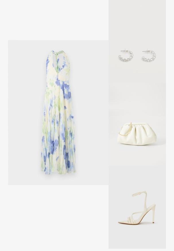 Plisseret halterneck kjole med et blomsterprint i blå og grønne nuancer på et let, lysegult stof.; Beige sandaler med høje hæle og spids tå, med tre stropper foran og en tynd ankelrem med spænde. Glat tekstur, minimalistisk design.; Hvid læderhåndtaske med en samlede design, forsynet med en guldkæde-strop og en rund form. Glat tekstur med bløde folder og ingen mønstre.; Sølv creoler prydet med klare, facetslebne krystaller, med bagstykke og gennemsigtige ørestoppere på hvid baggrund.