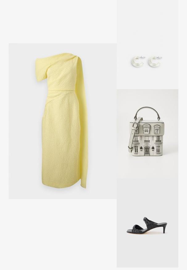 Robe texturée jaune pâle à une épaule avec un tissu drapé s’étendant de l’épaule jusqu’à l’ourlet longueur mollet.; Sandales à talons noirs avec un bout carré, fabriquées en cuir lisse. Elles présentent des brides froncées et un talon fin pour plus d'élévation.; Sac à main en forme de carré en simili cuir gris clair, arborant un imprimé architectural détaillé, de la quincaillerie en métal argenté et une bandoulière amovible.; Boucles d'oreilles en ton argent, au design en anneau torsadé, présentant une surface texturée et des détails nervurés, sécurisées par une fermeture à tige.