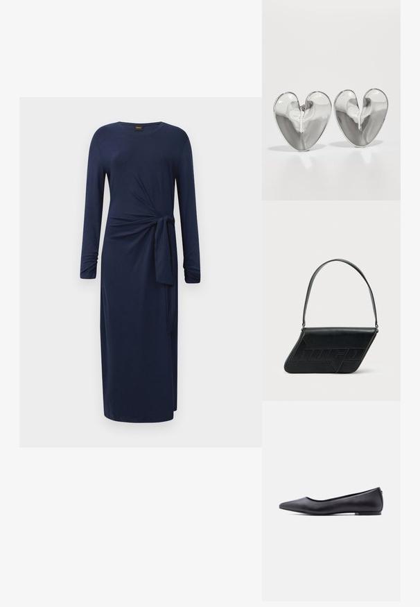Langärmliges, marineblaues Midikleid mit Rundhalsausschnitt, seitlichem Knoten-Detail und geradem Schnitt vor einem weißen Hintergrund.; Schwarzer flacher Lederschuh mit spitzer Kappe und niedrigem Absatz, seitlich vor weißem Hintergrund gezeigt.; Schwarze Leder-Umhängetasche mit dreieckiger Form, geprägt mit Logo und einem einzigen verstellbaren Riemen. Minimalistisches Design mit glatter Textur.; Ein Paar glänzende, silberne, herzförmige Ohrstecker mit einer glatten, leicht gewölbten Oberfläche auf einem weißen Hintergrund.
