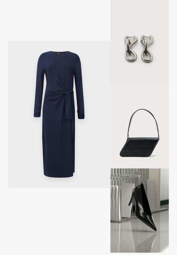 Langärmliges, marineblaues Midikleid mit Rundhalsausschnitt, seitlichem Knoten-Detail und geradem Schnitt vor einem weißen Hintergrund.; Schwarzer High-Heel-Schuh mit spitzer Zehe und goldem Logo, auf einer reflektierenden Oberfläche nahe einem verchromten Draht-Organizer mit Dokumenten positioniert.; Schwarze Leder-Umhängetasche mit dreieckiger Form, geprägt mit Logo und einem einzigen verstellbaren Riemen. Minimalistisches Design mit glatter Textur.; Paar silberfarbene Metallohrringe mit abstraktem ineinandergreifendem Schlaufen-Design auf weißem Hintergrund.