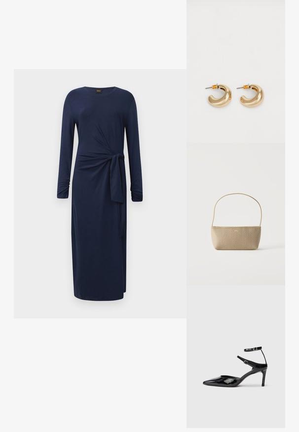 Langärmliges, marineblaues Midikleid mit Rundhalsausschnitt, seitlichem Knoten-Detail und geradem Schnitt vor einem weißen Hintergrund.; Schwarze Lacklederabsätze mit spitzer Zehenpartie, verstellbaren Knöchelriemen und einem schlanken Absatz. Glatte Textur mit glänzender Oberfläche.; Beige gewebte Handtasche mit dünnem Schulterriemen und kleinem goldenen "BOSS" Logo vorne, vor weißem Hintergrund präsentiert.; Zwei glänzende goldene Creolen in einem geschwungenen Design mit orangefarbenen Akzenten nahe dem Stecker, vor einem schlichten weißen Hintergrund.