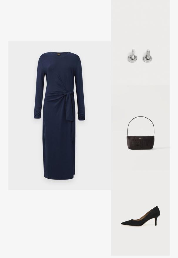 Langärmliges, marineblaues Midikleid mit Rundhalsausschnitt, seitlichem Knoten-Detail und geradem Schnitt vor einem weißen Hintergrund.; Schwarzer Wildleder-Pumps mit spitzer Schuhspitze, schlankem mittelhohem Stiletto-Absatz und tiefem Ausschnitt auf einfachem Hintergrund.; Schwarze gewebte strukturierte Handtasche mit einem einzelnen Schulterriemen und kleinem goldfarbenem "BOSS"-Logo vorne mittig.; Paar kleine, glänzende silberne Creolen mit rundem Sockel, auf einfachem hellem Hintergrund präsentiert.