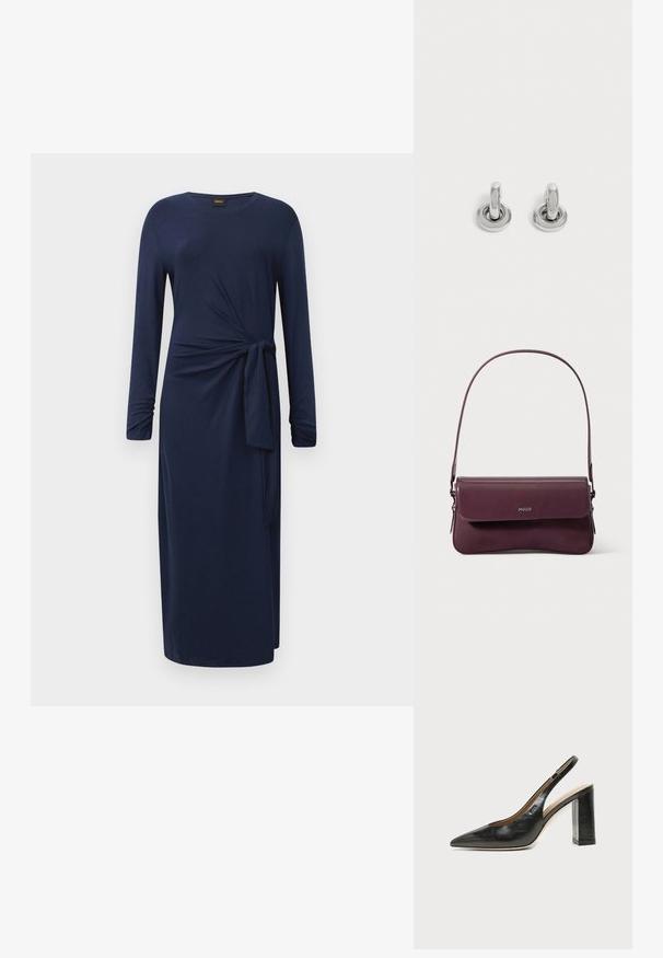 Langmouw midi-jurk in marineblauw met ronde hals, zij-knoopdetail en een rechte silhoette tegen een witte achtergrond.; Zwarte leren slingback schoen met spits toelopend neusje, hoge blokhak en beige binnenvoering tegen een effen lichte achtergrond.; Bordeauxrode leren handtas met een gestructureerd ontwerp, voorzien van een klepsluiting en een verstelbare riem. Logo detail geperst aan de voorkant.; Een paar kleine, glanzende zilveren creolen met een ronde basis, afgebeeld op een effen lichte achtergrond.