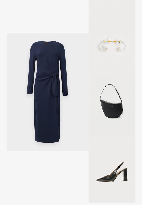 Mørkeblå midi kjole med lange ærmer, rund halsudskæring, sideknude og lige silhuet mod en hvid baggrund.; Sort læder peep-toe slingback sko med høj blokhæl og beige indvendig foring mod en ensfarvet lys baggrund.; Sort halv-måne skuldertaske i læder med justerbar rem og guld "BOSS"-logo centreret foran.; Klare akryl hoops øreringe med guld accenter, der har et buet design og en transparent lås. Glat tekstur, minimalistisk stil.