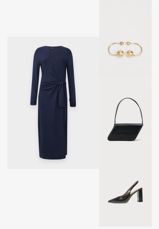 Mørkeblå midi kjole med lange ærmer, rund halsudskæring, sideknude og lige silhuet mod en hvid baggrund.; Sort læder peep-toe slingback sko med høj blokhæl og beige indvendig foring mod en ensfarvet lys baggrund.; Sort skuldertaske i læder med trekantet form, præget logo og en enkelt justerbar rem. Minimalistisk design med glat tekstur.; Guldtonet metaløreringe med et cirkulært design, der har to kugler; en større og tekstureret kugle samt en mindre poleret kugle øverst.