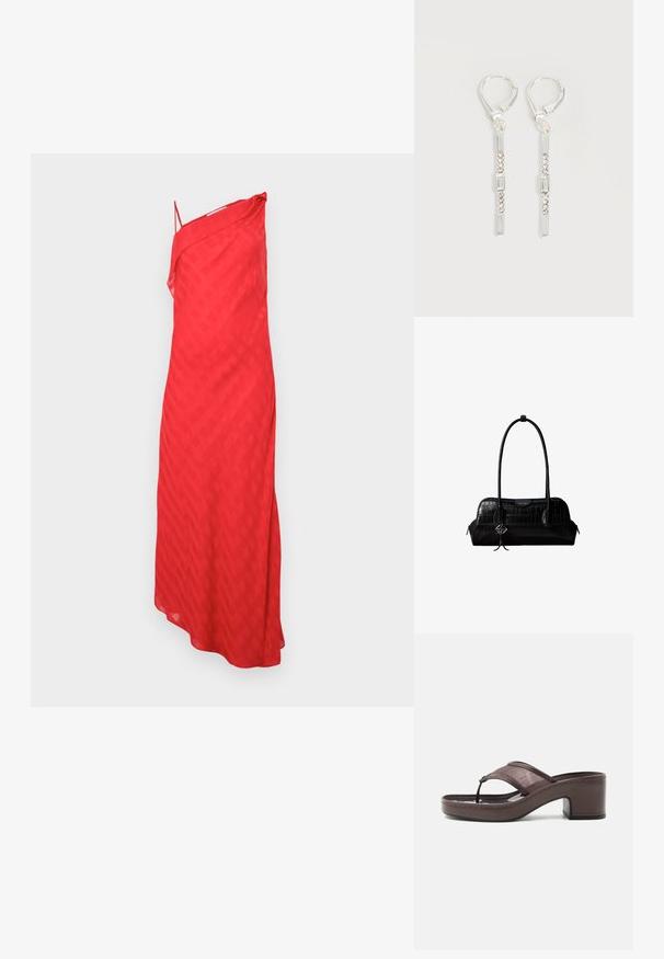 Robe rouge à une épaule, en tissu lisse avec un motif à carreaux diagonal, longueur maxi avec une silhouette fluide et des bretelles fines.; Sandale marron à talon avec lanière en mesh et design en tige, dotée d'un talon bloc et d'une semelle cousue, présentée de profil sur fond blanc.; Sac à épaule en cuir noir à texture crocodile, avec de longues sangles et un petit charm logo argenté sur une sangle.; Boucles d'oreilles pendantes en argent avec des cristaux clairs rectangulaires et ronds alignés verticalement, sécurisées par des fermoirs à levier.