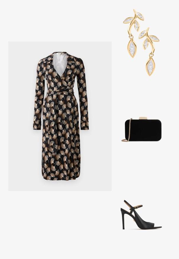 Zwarte wikkeldress met lange mouwen en een bruin-beige waaierbladpatroon, kraaghalslijn en tailleceintuur.; Zwarte leren slingback hoge hakken met een spitse neus, verstelbare enkelriem en een goudkleurige gesp. Gladde textuur en slank silhouet.; Zwarte fluwelen clutch met gouden hardware, rechthoekige vorm en kettingband, met een zachte textuur en zonder zichtbare patronen.; DIAMANT L'ÉTERNEL Oorbellen - gold coloured