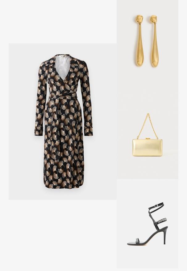 Zwarte wikkeldress met lange mouwen en een bruin-beige waaierbladpatroon, kraaghalslijn en tailleceintuur.; Zwarte sandaal met hoge hak, smalle enkelband, middenvoetband versierd met zilveren schakels en een open teenontwerp.; Rechthoekige gouden clutch met glanzende afwerking, metalen sluiting en korte gouden kettinghengsel tegen een effen lichte achtergrond.; Een paar lange, gladde, glanzende gouden druppelvormige oorbellen met afgeronde toppen en taps toelopende druppelvormen op een lichte achtergrond.