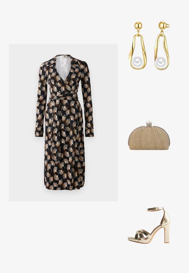 Zwarte wikkeldress met lange mouwen en een bruin-beige waaierbladpatroon, kraaghalslijn en tailleceintuur.; Metallische gouden hoge hak sandaal met een blokhak, voorzien van kruislings banden, enkelbandje met gesp en een glanzende afwerking.; Handtas van goudkleurige stof met geplooide textuur, zilverkleurige rand en grote parelsluiting met kleinere pareltjes langs de randen.; Gouden drop oorbellen met een langwerpig peervormig ontwerp, waarbij een gladde witte parel onderaan hangt. Inclusief een bolvormige stud aan de bovenkant.
