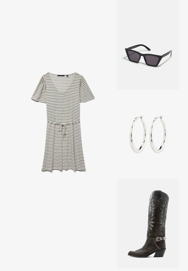 Gestreiftes Kurzarmkleid aus leichtem Stoff. Mit V-Ausschnitt, tailliertem Schnitt mit Kordelzug und abwechselnd schwarzen und weißen Streifen.; Schwarzer Leder-Cowboystiefel mit dekorativen Ausschnitten, silberner Schnalle und schräger Ferse, auf weißem Hintergrund dargestellt.; Schwarze, eckige Sonnenbrille mit grauen Gläsern; aus Kunststoff gefertigt, mit dicken Bügeln, die eine glatte Oberfläche und keine sichtbaren Beschläge haben.; Silberne Creolen mit einer glatten, glänzenden Oberfläche. Kreisform, ausgestattet mit einem sicheren Verschluss. Einfaches und elegantes Design.
