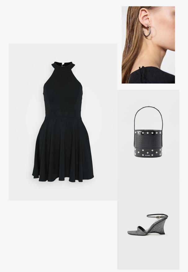 Schwarzes ärmelloses Kleid mit hohem Kragen, tailliertem Oberteil und ausgestellt Rock. Hergestellt aus einem glatten, elastischen Stoff mit einem klaren Design.; Silberne Keilsandale mit Glitzereffekt, offenem Zehenbereich, Knöchelriemen und goldener Schnalle, seitlich auf hellem, schlichten Hintergrund gezeigt.; Schwarze Eimer-Tasche mit gewebter Textur, silbernen Nietenakzenten und einem schlanken Griff. Verfügt über eine Markenprägung auf der Vorderseite und einen glatten Lederboden.; Silberne Creolen mit polierter Oberfläche, die kleine goldene Akzentdetails und eine runde Form aufweisen, am Ohrläppchen getragen.