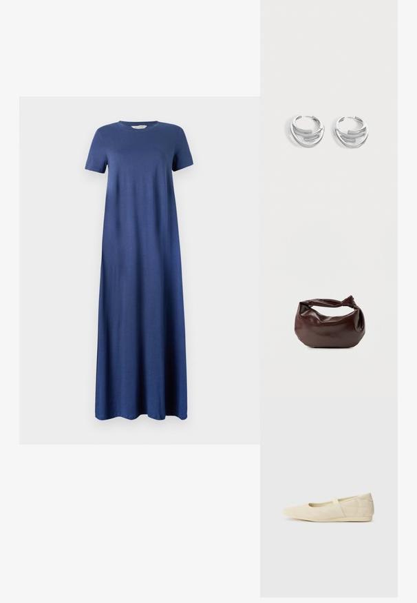 Navyblaues Maxikleid aus weichem Stoff, mit kurzen Ärmeln und rundem Ausschnitt, im geraden, fließenden Design. Keine sichtbaren Muster oder Akzente.; Beige Ballerinas aus glattem Leder mit mandelförmiger Zehenpartie und elastischem Riemen über dem Fußrücken, ausgestattet mit dezenten Nähtelementen.; Dunkelbraune Lederschultertasche mit weicher, lockerer Form und einem gedrehten Knotengriff vor schlichtem weißem Hintergrund.; Paar polierte silberne Creolen mit geschichtetem, gebogenem Stabdesign auf einem einfarbigen hellen Hintergrund.
