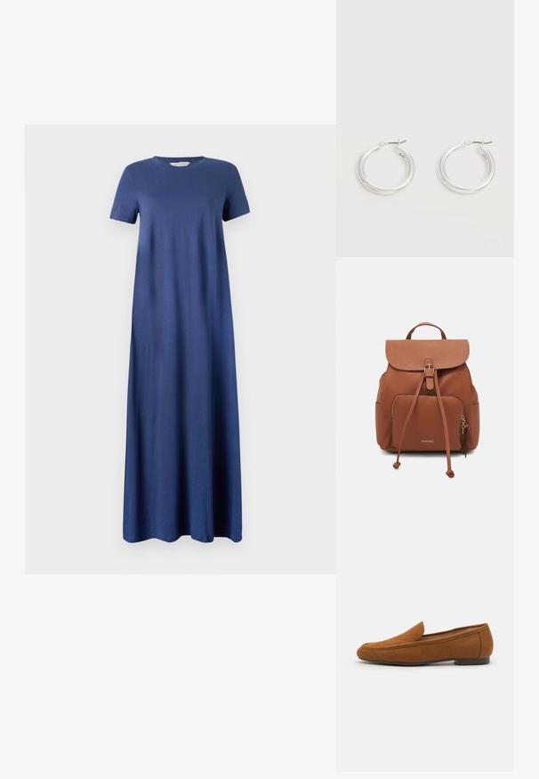 Marineblauwe maxi-jurk van zachte stof, met korte mouwen en een ronde halslijn, met een recht, vloeiend ontwerp. Geen zichtbare patronen of accenten.; Bruine suede instapper met een ronde neus en minimale stitching. Platte zool met een lichte hak. Gladde binnenvoering. Klassiek instapontwerp.; Bruine faux leren rugzak met een klepafsluiting, trekkoorddetail, voorzak met rits en goudkleurige hardware accenten.; Een paar middelgrote glanzende zilveren oorringen met dunne metalen sluitingen op een lichte neutrale achtergrond.