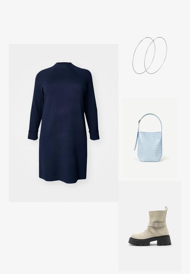 Vero Moda Curve Knitted VMCGOLD Short - Strikkjoler - navy blazer; Beige ankelstøvle lavet af ruskind med en bred, struktureret sort sål. Har en side spænde rem og en løkke til at trække i ved hælen.; Lyseblå håndtaske med krokodillestruktur, rektangulær form, enkelt topstrop, og en sideophængt rem på en ensartet hvid baggrund.; Sølvøreringe med et minimalistisk design. Cirkulær form, glat tekstur og tynd profil. Letvægtige med en poleret overflade.