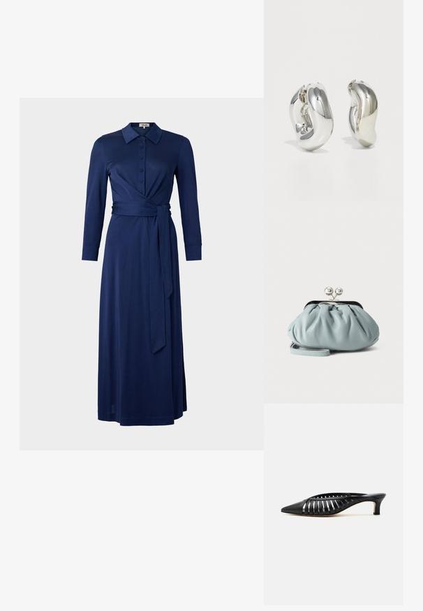 Robe bleu marine avec un col, des manches longues, un devant boutonné et une ceinture à la taille. Présente un design enveloppant et une texture lisse. Sa longueur atteint le mollet.; Mule en cuir noir avec bout pointu, design découpé à brides et petit talon kitten sur fond blanc.; Petit porte-monnaie en cuir bleu clair avec fermoir métallique argenté de type kiss-lock et court bracelet de poignet sur fond uni.; Boucles d'oreilles sculpturales en argent avec des formes douces et courbes et des surfaces réfléchissantes. Présentent un design de boucle fermée et une forme organique distincte.
