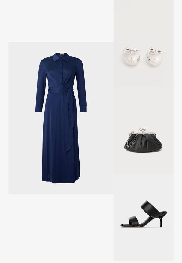 Navyblauwe jurk met een kraag, lange mouwen, knopen aan de voorkant en een tailleband. Beschikt over een wikkeldesign en een gladde textuur. De lengte reikt tot halverwege het onderbeen.; Zwarte leren mule sandaal met twee brede banden en een slanke, middelhoog stilettohak op een effen lichte achtergrond.; Zwarte leren clutch met geplooide textuur, zilverkleurig metalen frame, drukknopsluiting en kettingriem. Glad, zacht oppervlak.; Een paar glanzende zilveren dikke creolen met post-sluitingen op een effen witte achtergrond.