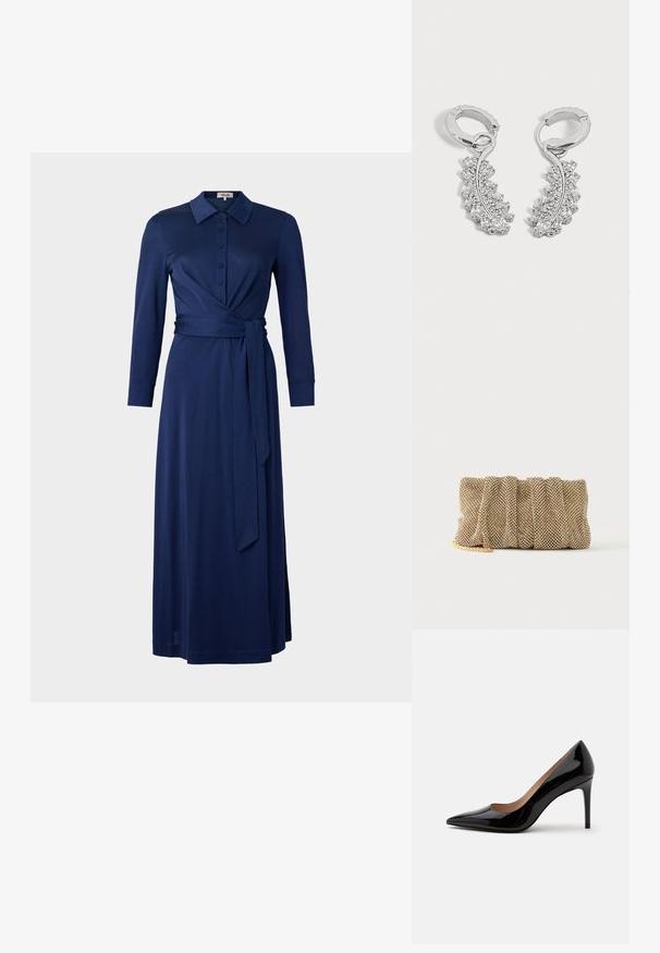 Dunkelblaues Kleid mit Kragen, langen Ärmeln, durchgehender Knopfleiste und Taillengürtel. Hat ein Wickeldesign und eine glatte Textur. Die Länge reicht bis zur Mitte der Wade.; Schwarzer Lackleder-Pumps mit hohem Absatz, spitzer Schuhspitze und Stilettabsatz, seitlich auf einem schlichten weißen Hintergrund dargestellt.; Kleine goldene Mesh-Clutch mit gerafftem Design und teilweise sichtbarem goldenen Kettengurt auf einfachem weißem Hintergrund.; Silberne Creolen mit detailreichen blattförmigen Anhängern, verziert mit kleinen klaren Kristallen auf weißem Hintergrund.