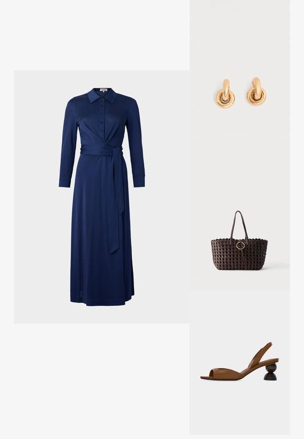 Dunkelblaues Kleid mit Kragen, langen Ärmeln, durchgehender Knopfleiste und Taillengürtel. Hat ein Wickeldesign und eine glatte Textur. Die Länge reicht bis zur Mitte der Wade.; Braune Slingback-Sandale mit offenem Zehenbereich und einem markanten runden, zweiteiligen Holzabsatz vor hellem einfarbigem Hintergrund.; Dunkelbraune gewebte Tragetasche mit zwei Henkeln und einem goldenen, runden Schnallendetail in der Mitte vor einfarbigem Hintergrund.; Paar glänzende goldene Creolen mit dicken runden Gliedern auf schlichtem hellgrauem Hintergrund.