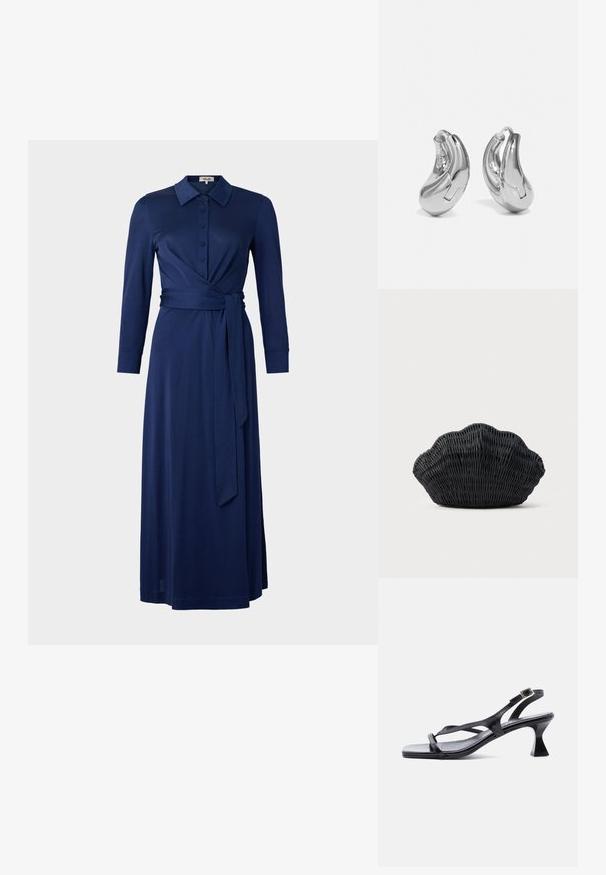 Dunkelblaues Kleid mit Kragen, langen Ärmeln, durchgehender Knopfleiste und Taillengürtel. Hat ein Wickeldesign und eine glatte Textur. Die Länge reicht bis zur Mitte der Wade.; Schwarze Ledersandale für Damen mit dünnen Riemen, quadratischer Spitze, verstellbarer Schnalle am Knöchel und ausgestelltem, mittelhohem Absatz.; Schwarze Korbtasche in Muschelform mit gebogenem Oberteil und gewebter Textur auf einfarbigem Hintergrund.; Silberne Creolen mit einer gebogenen, glänzenden Oberfläche und einem nahtlosen Design. Verfügt über einen Scharnierverschluss für sicheren Halt.