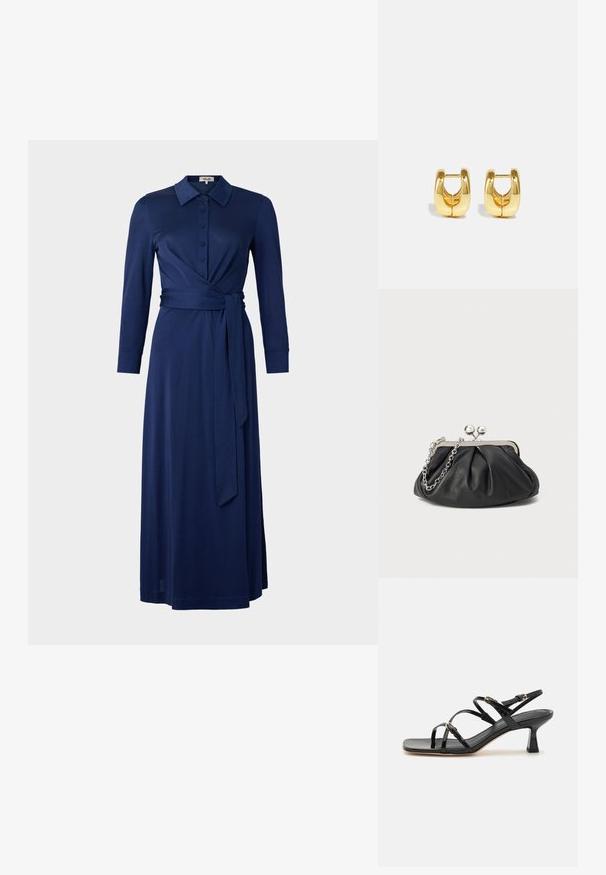 Navyblauwe jurk met een kraag, lange mouwen, knopen aan de voorkant en een tailleband. Beschikt over een wikkeldesign en een gladde textuur. De lengte reikt tot halverwege het onderbeen.; Zwarte patenten leren sandalen met banden, een vierkante neus en een lage blokhak. Voorzien van goudkleurige hardware en verstelbare enkelsbandjes.; Zwarte leren clutch met geplooide textuur, zilverkleurig metalen frame, drukknopsluiting en kettingriem. Glad, zacht oppervlak.; Gouden hoepeloorknoppen met een slank, rond ontwerp. Heeft een holle center en een glanzend oppervlak, wat modern stijlen aanvult.