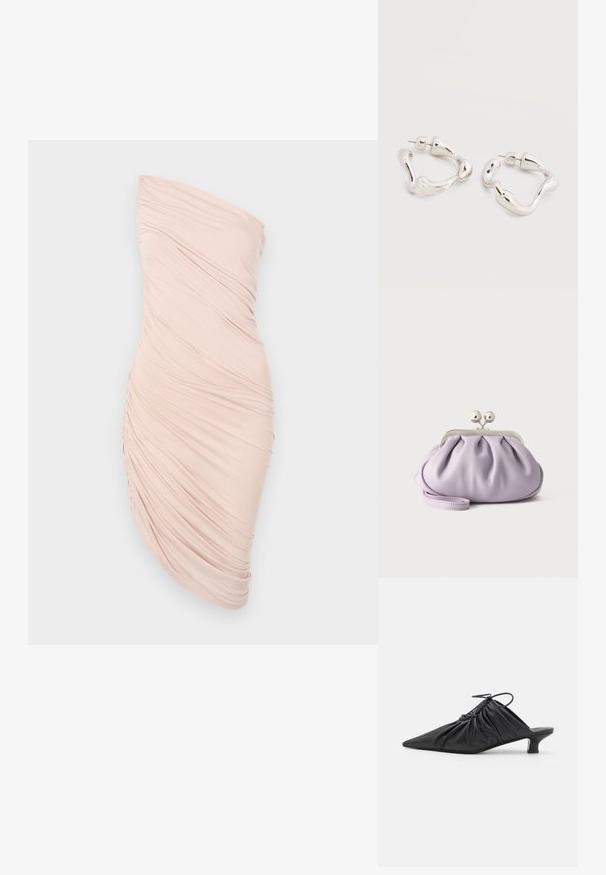 Rynket skulderløs kjole i lys pink stof, med en tætsiddende silhuet, glat tekstur og asymmetrisk design med samlet detalje på den ene side.; Sorte læder slip-on mules med spids tå, samlet tekstur og en lille kitten heel. Har en snor-detalje ved åbningen.; Blød lavendel clutch med opsamlet stof, sølv kiss-lock lås og matchende håndledsrem på en ensfarvet lys baggrund.; Øreringe i sølvfarvet tone med uregelmæssig form og bagerste lukning med stift, placeret på en ensfarvet hvid overflade.