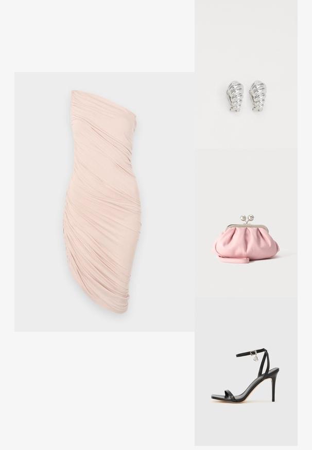 Robe bustier froncée en tissu rose pâle, avec une silhouette ajustée, une texture lisse et un design asymétrique avec des détails froncés sur un côté.; Sandale à talon haut noire avec une bride étroite à la cheville, bout carré, cuir lisse et accent de boucle métallique.; Petit sac pochette doux rose avec cadre métallique argenté et fermoir rond, reposant sur une surface plate et claire avec une bride de poignet repliée devant.; Boucles d'oreilles en clip argentées avec un design en spirale, présentant une texture métallique lisse et des formes arrondies. Pas d'embellissements ou de motifs visibles.