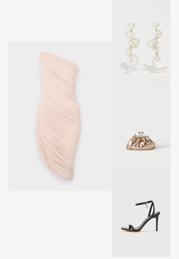 Rynket skulderløs kjole i lys pink stof, med en tætsiddende silhuet, glat tekstur og asymmetrisk design med samlet detalje på den ene side.; Sort hæl-sandal med smal ankrem, firkantet tå-boks, glat lædermateriale og metalspænde som pynt.; Lille gylden metalisk clutch taske med sølvspænde og kæderem på ensartet lyst baggrund.; Hvide perleøreringe med et snoet design, der har varierende størrelser af perler og guld accenter. Glat overflade og elegant form.