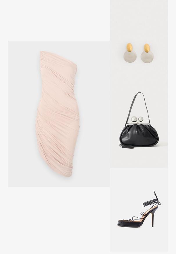 Rynket skulderløs kjole i lys pink stof, med en tætsiddende silhuet, glat tekstur og asymmetrisk design med samlet detalje på den ene side.; Sort højt hælede sandal med tynde læderremme, der vikles omkring foden og anklen, med en spids stilethælhæl.; Sort læderhåndtaske med opsamlet design, en enkelt rem, sølv metalramme og to store runde sølv lukninger.; Guld- og sølvmetalløreringe med en rund skivebund og et ovalt topstykke, glat tekstur og poleret finish.