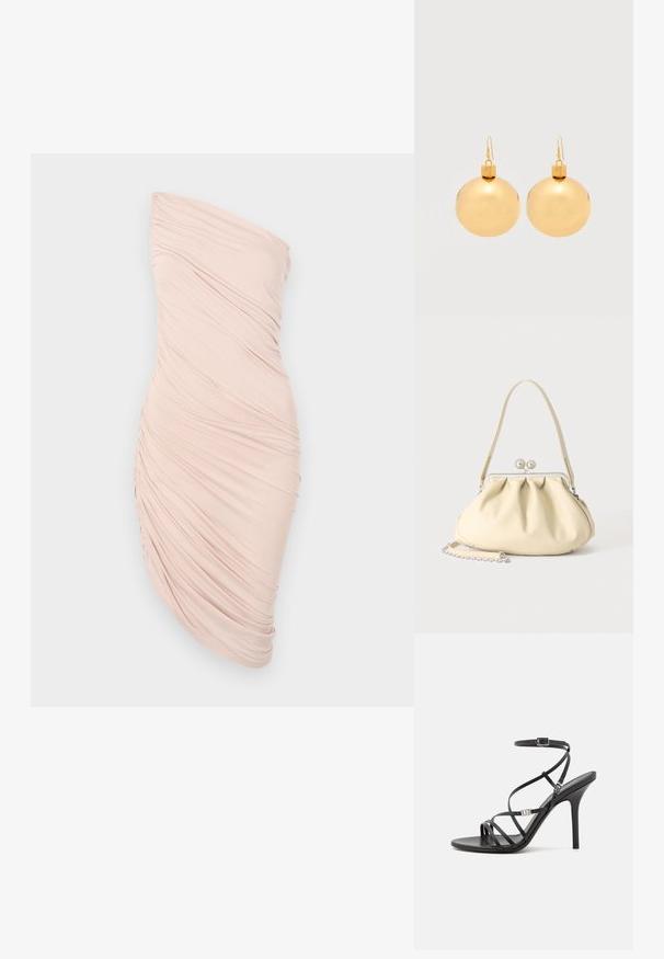 Rynket skulderløs kjole i lys pink stof, med en tætsiddende silhuet, glat tekstur og asymmetrisk design med samlet detalje på den ene side.; Sort højhælet sandal med tynde stropper, en ankelspænde, en glat læderoverflade og en slank stilethæl.; Cremefarvet blødt læder håndtaske med indsamlet design, sølvramme-lukkemekanisme, kort hank og aftagelig kæderem.; Par af skinnende gyldne julekugleøreringe med krog-lukninger på en ensfarvet hvid baggrund.