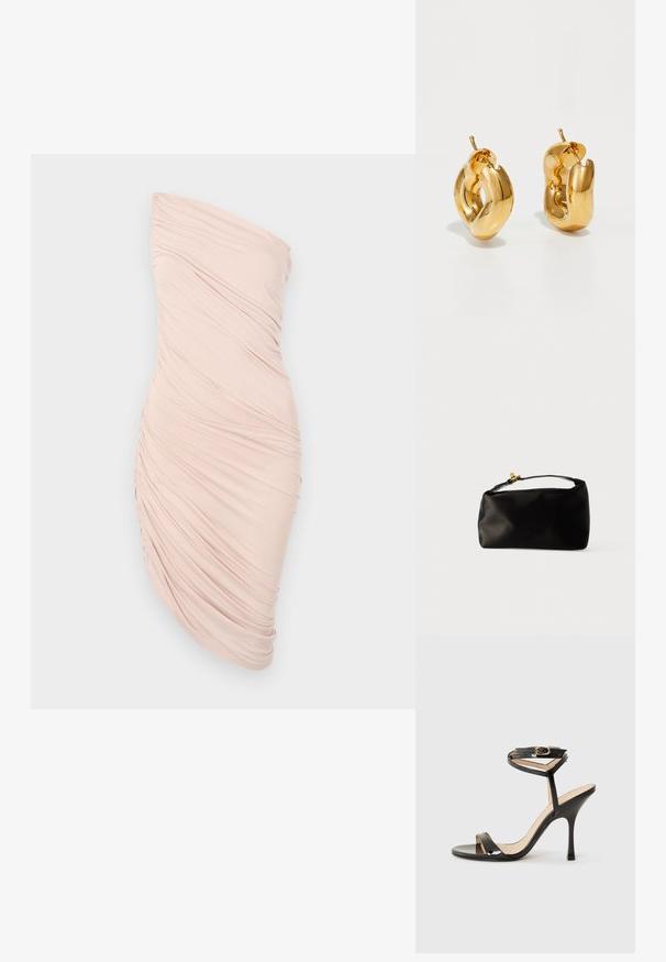 Rynket skulderløs kjole i lys pink stof, med en tætsiddende silhuet, glat tekstur og asymmetrisk design med samlet detalje på den ene side.; Sorte patentlæder højhælede sandaler med tynd ankelrem og spænde, åben tå og slank stiletto hæl på hvid baggrund.; Sort satinpung med en afrundet form, et håndtag i toppen og en guldaccentlås. Glat tekstur med et minimalistisk design.; Chunky guld hoop øreringe med et let snoet, rørformet design og postsystem bagpå, på en hvid baggrund.