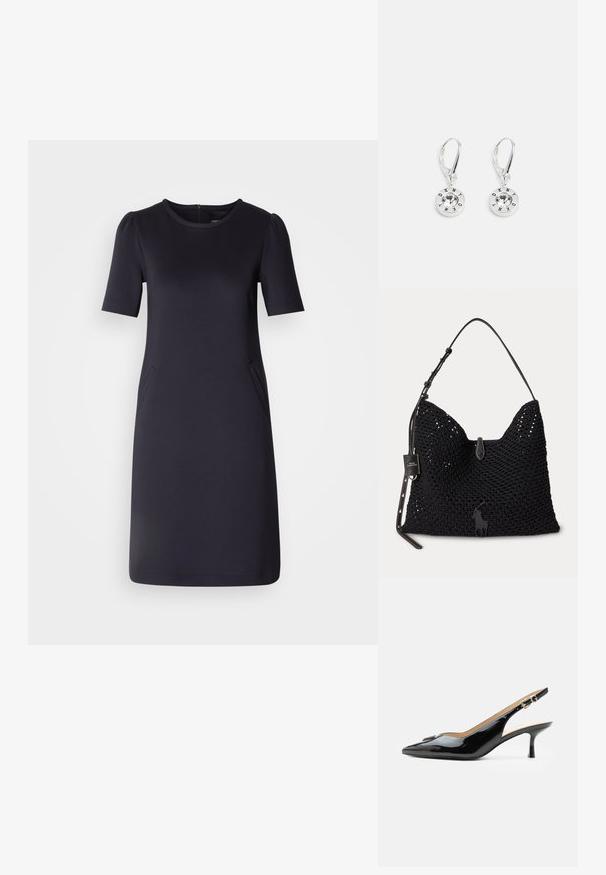 Robe bleu marine à manches courtes, encolure ronde et deux poches latérales. Tissu doux et lisse avec une coupe décontractée et un design longueur genoux.; Escarpin slingback en cuir verni noir avec bout pointu, petit talon kitten et bride à boucle argentée sur fond blanc uni.; Sac fourre-tout tissé noir avec une bandoulière en cuir réglable et une petite étiquette en cuir embossée du logo Polo.; Boucles d'oreilles en argent avec un design circulaire et un cristal clair au centre, portant l'inscription "DKNY" gravée sur le bord.