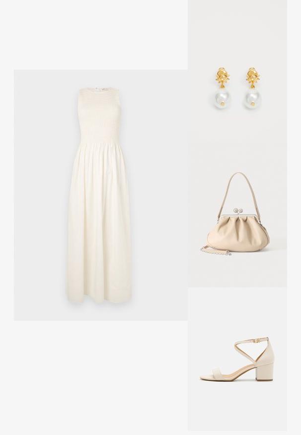 Lang, ærmeløs cremefarvet kjole med smocket liv og svajende skirt. Har en rund halsudskæring og en nøglehul-lukning i ryggen.; Beige blokhælede sandaler med et minimalistisk design, åben tå og justerbar ankelrem med en guldbelsningsdetalje. Glat tekstur.; Beige blød læderhåndtaske med en sølv metalramme-lukning, enkelt skulderstrop og en valgfri kæderem på en hvid baggrund.; Gyldne øreringe med en solformet top og store hvide perle dråber. Har en glat tekstur og en skinnende overflade.
