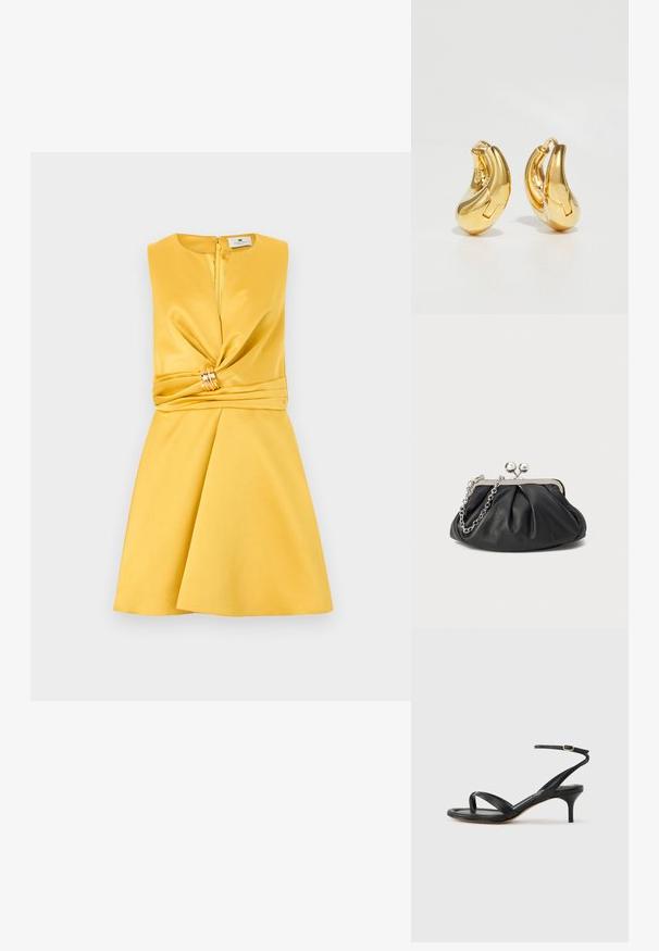 Robe sans manches en satin jaune avec un détail torsadé à l'avant, rassemblé par un anneau doré à la taille, et une jupe évasée.; Sandale pour femme en cuir noir avec fines lanières, une boucle d'orteil, une boucle à la cheville et un talon aiguille de hauteur moyenne sur un fond neutre.; Porte-monnaie en cuir noir avec texture froncée, cadre en métal argenté, fermeture à verrouillage kiss-lock et bandoulière en chaîne. Surface lisse et douce.; Boucles d'oreilles en or en forme de d'anneaux lisses et courbés avec une finition polie. Équipées d'un mécanisme de fermeture et de légères indentations pour le détail.