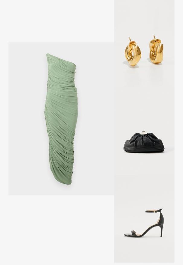 Myntegrøn, en-skulder kjole med ruchering, tætsiddende design og asymmetrisk kant. Glat, strækbart stof.; Sort læder højhælede sandaler med ankelrem. Har en glat tekstur, åben tå og en tynd hæl. Guldtonet spænde detalje.; Sort læderclutch med en samlet tekstur, metal lukning og diskret præget logo på forsiden. Rundet form.; Chunky guld hoop øreringe med et let snoet, rørformet design og postsystem bagpå, på en hvid baggrund.