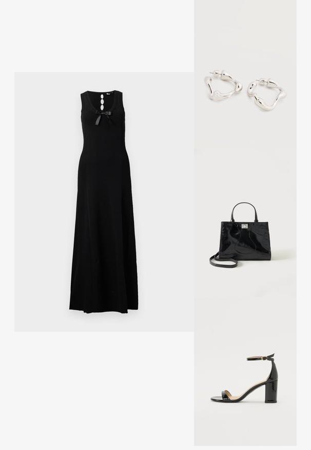 Vestido maxi sin mangas de color negro con escote redondeado, tres botones decorativos y un lazo en la parte delantera. Material de punto suave.; Sandalia de tacón alto en charol negro con pulsera en el tobillo y hebilla dorada, punta abierta y tacón ancho sobre fondo blanco.; Bolso de mano negro de piel patentada con asas redondeadas, una correa de hombro desmontable y cierre de broche plateado sobre un fondo blanco liso.; Pendientes de aro de forma irregular en tono plateado con cierre de poste sobre una superficie blanca lisa.
