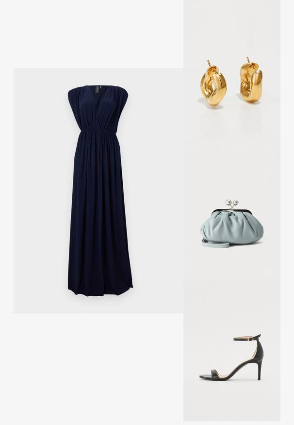 Robe maxi bleu marine en tissu fluide, avec un décolleté en V profond, des épaules froncées et une taille élastique pour marquer la silhouette.; Sandale à talons hauts en cuir noir avec une lanière de cheville. Présente une texture lisse, un bout ouvert et un talon fin. Détail de boucle en ton doré.; Petit porte-monnaie en cuir bleu clair avec fermoir métallique argenté de type kiss-lock et court bracelet de poignet sur fond uni.; Boucles d'oreilles créoles en or massif avec un design tubulaire légèrement tordu et des fermoirs à tige sur un fond blanc.