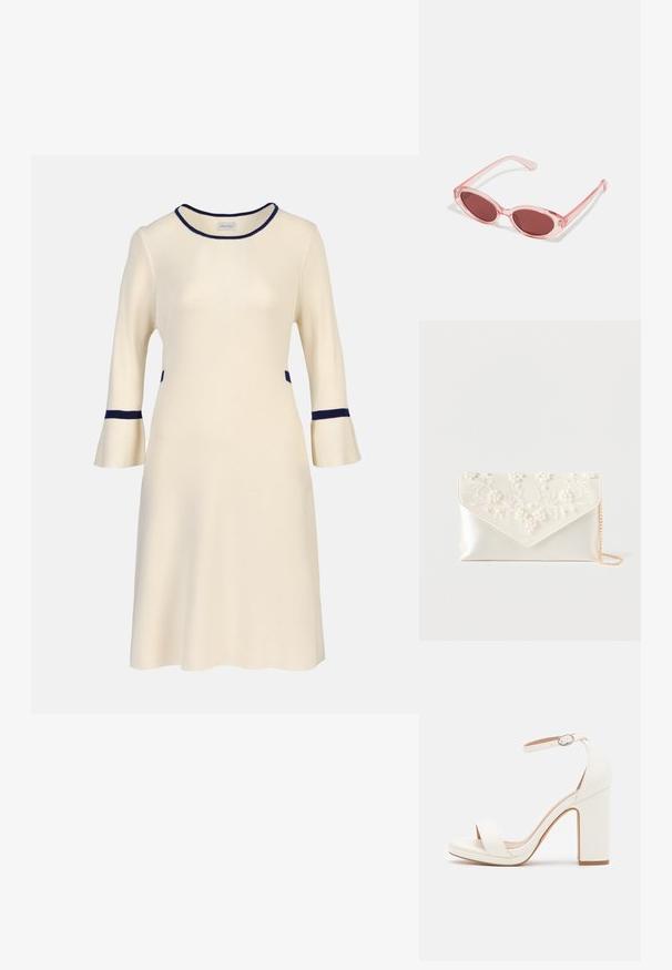 Krem midi-kjole med trekvartlange klokkeærmer, navy kant på halsudskæring, manchetter og talje, ribstrikket stof.; Hvide højhælede sandaler med ankelrem, minimalistisk design, åben tå, blokhæl og glat lædertekstur.; Lyserøde transparente solbriller med ovale linser, mørkerød toning og slanke stænger, der har en glat overflade og diskret detaljering på rammen.; Cremefarvet satin clutch med perle- og blomsterbroderi på klappen og en tynd guldkæde som strop på hvid baggrund.