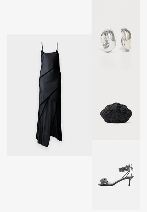 Sort satin kjole med tynde stropper, der har en tætsiddende krop og asymmetrisk kant, fremhævet med diagonale gennemsigtige paneler.; Grå læder sandal med hæl, knyttet rem ved tæerne og snørebånd, der vikles om anklen, på slank mellemhøj hæl mod hvid baggrund.; Sort flet håndtaske formet som en muslingeskal med en buet top og flettet tekstur på en ensfarvet baggrund.; Sølvskulpturelle øreringe med glatte, buede former og reflekterende overflader. Har et lukket hoop-design og en markant organisk form.