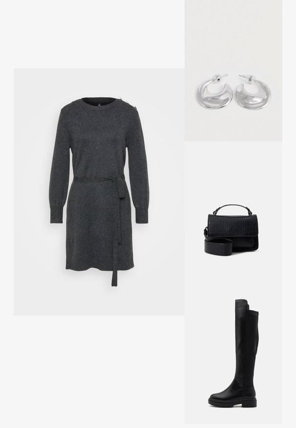 Kollerschwarz gestricktes Langarmkleid mit Rundhalsausschnitt, seitlichem Bindegürtel, gerippten Bündchen und Knopfdetails an der linken Schulter.; Schwarze knöchelhohe Stiefel aus glattem Leder mit einer robusten Gummisohle, die eine schmale Silhouette und minimale Nähte für einen eleganten Look aufweisen.; Schwarze Umhängetasche mit Krokodilprägung, abnehmbarem Riemen und Oberhandgriff, ausgestattet mit einem Klappenverschluss und glatter Oberfläche.; Ein Paar polierte silberne, halbmondförmige Creolen mit klaren Kunststoffrückseiten auf einer weißen Oberfläche.